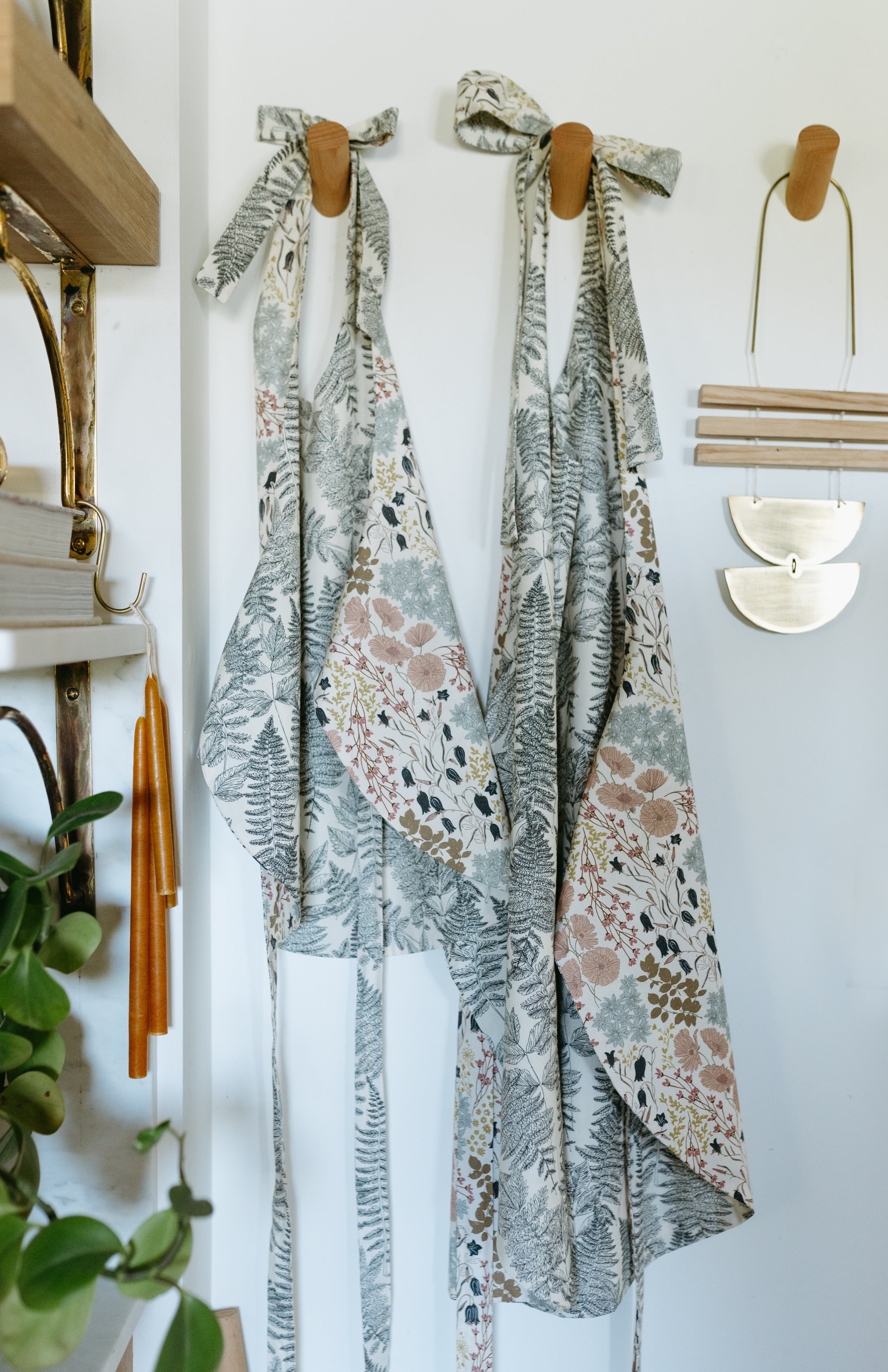 The Bonnie Apron | Reversible Fern & Floral Full Apron – Shop Flowerie